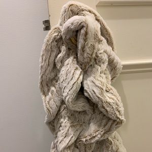 Eyeful Off white Faux Fur scarf